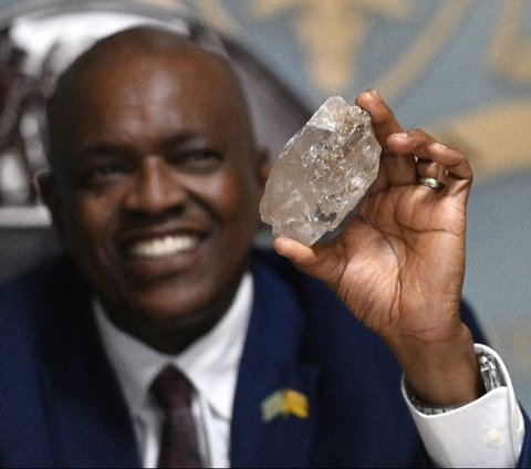 Presiden Botswana Mokgweetsi Masisi memperlihatkan berlian seberat 2.492 karat di kantornya di Gaborone, Botswana, pada 22 Agustus 2024. Berlian raksasa yang ditemukan di sebuah lokasi pertambangan di Botswana itu disebut sebagai yang terbesar di dunia dalam lebih dari satu abad terakhir. Foto: Monirul Bhuiyan/AFP