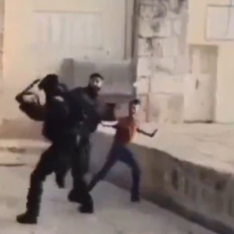 Pria Palestina dihajar polisi Israel di hadapan anaknya sendiri.