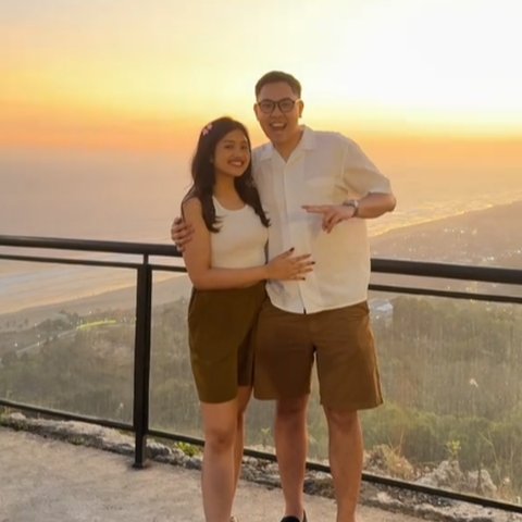 Awalnya Mengira Foto Berdua Biasa, Momen Romantis Pria Lamar Kekasihnya Ini Curi Perhatian