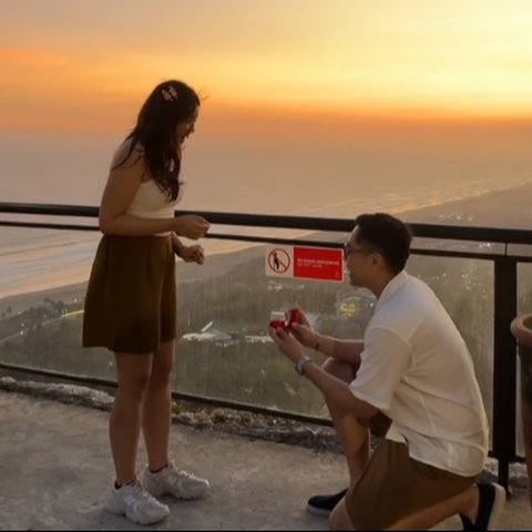 Awalnya Mengira Foto Berdua Biasa, Momen Romantis Pria Lamar Kekasihnya Ini Curi Perhatian