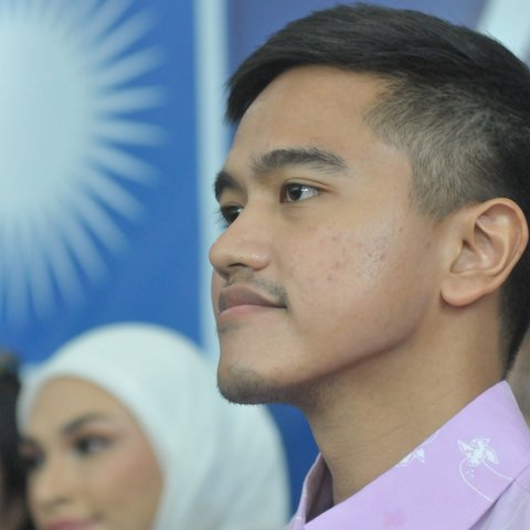 Ketua Umum Partai Amanat Nasional(PAN) Zulkifli Hasan bersama Ketua Umum Partai Solidaritas Indonesia (PSI) Kaesang Pangarep mengadakan pertemuan politik di Gedung DPP PAN, Jakarta, Rabu (14/8/2024).Dalam pertemuan tersebut ketua Umum PAN mengungkapkan sosok inisial S yang disebut untuk mendampingi Ridwan Kamil (RK) di Pilkada Jakarta. merdeka.com/imam buhori