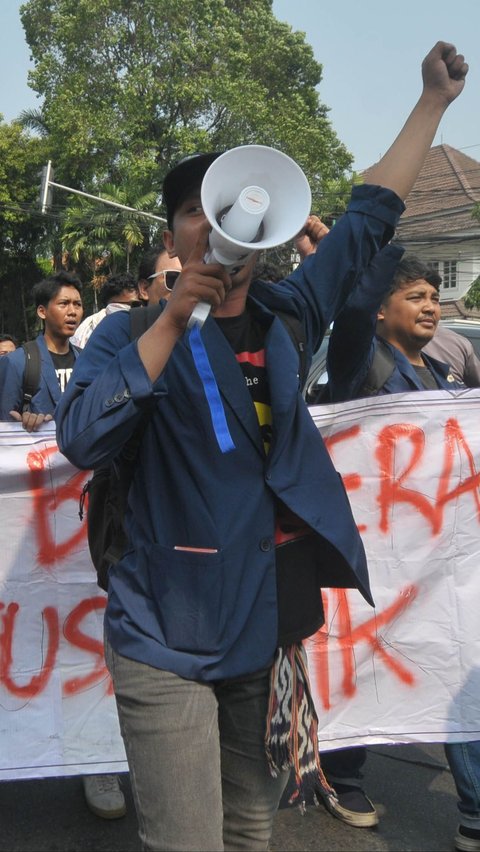 FOTO: Setelah Gedung DPR, Kini Giliran KPU Dikepung Demonstran Tuntut Patuhi Putusan MK