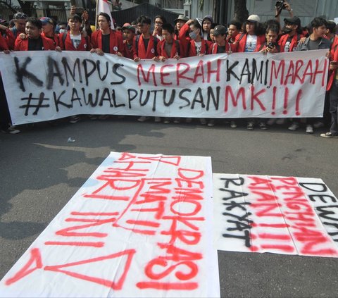 Sejumlah mahasiswa membentangkan spanduk kritikan saat berunjuk rasa di depan Kantor Komisi Pemilihan Umum (KPU) RI, Jakarta, Jumat (23/8/2024). Sehari setelah Gedung DPR, kini giliran Kantor KPU yang dikepung massa demonstran dari berbagai elemen masyarakat, termasuk mahasiswa. Foto: Merdeka.com/Imam Buhori