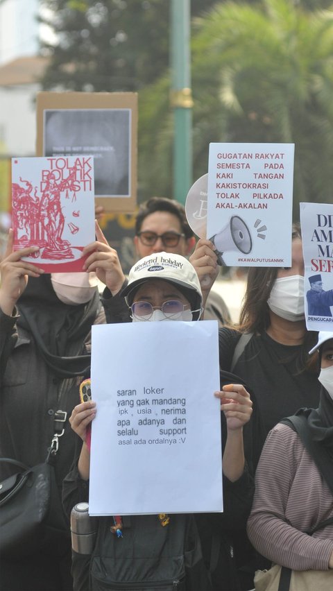 Dalam aksinya, demonstran menuntut KPU untuk mematuhi putusan Mahkamah Konstitusi (MK) terkait syarat usia calon kepala daerah dan ambang batas (threshold) pencalonan di Pilkada 2024. Foto: Merdeka.com/Imam Buhori