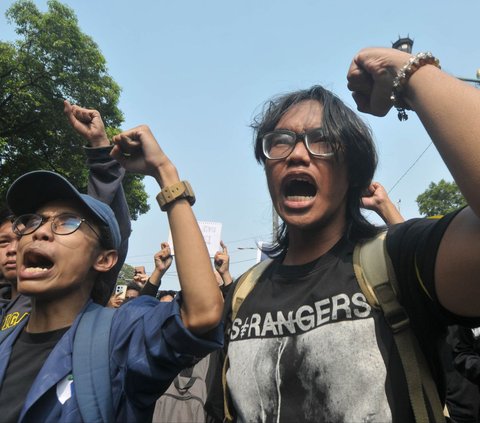 FOTO: Setelah Gedung DPR, Kini Giliran KPU Dikepung Demonstran Tuntut Patuhi Putusan MK