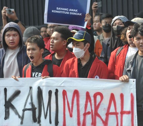 FOTO: Setelah Gedung DPR, Kini Giliran KPU Dikepung Demonstran Tuntut Patuhi Putusan MK