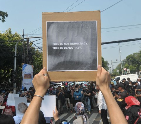 FOTO: Setelah Gedung DPR, Kini Giliran KPU Dikepung Demonstran Tuntut Patuhi Putusan MK