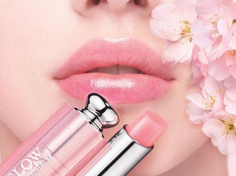 New Dior Lip Glow Lip Balm hadir dengan 10 warna natural disertai kandungan yang telah diperbaharui, siap menyehatkan sekaligus percantik bibir.