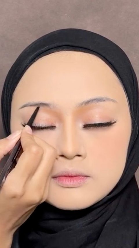 Thin Eyebrows Become Voluminous with MUA's Tutorial