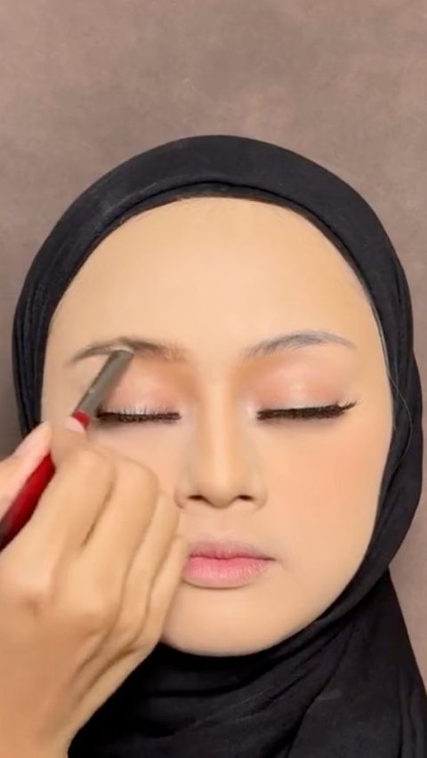 Thin Eyebrows Become Voluminous with MUA's Tutorial