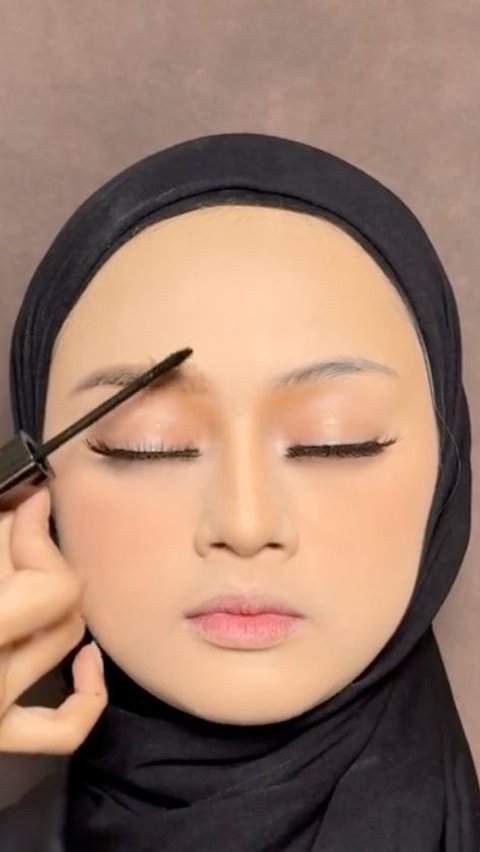 Thin Eyebrows Become Voluminous with MUA's Tutorial