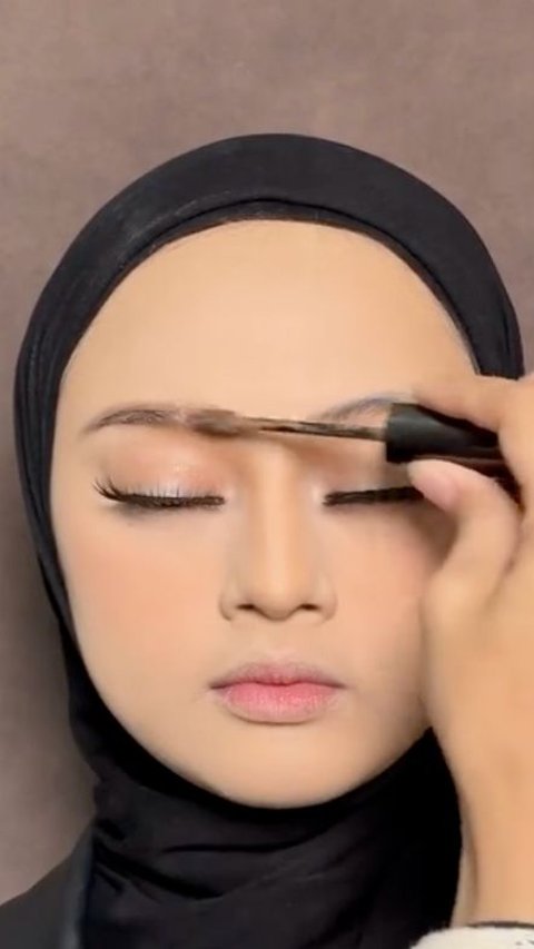 Thin Eyebrows Become Voluminous with MUA's Tutorial