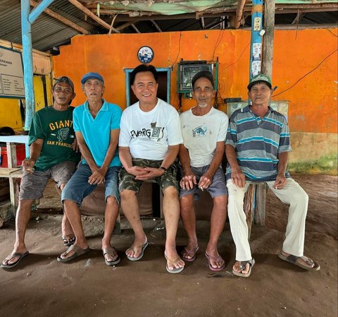 Penampilan Sederhana Yusril Ihza Mahendra saat di Kampung Halaman