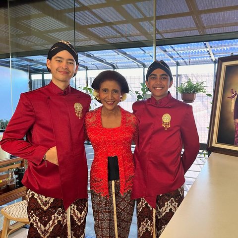 Susi Pudjiastuti Anggun Berkebaya Dipelukan Dua 'Pangeran' Tampan