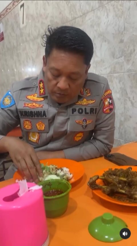 Jenderal Polisi Rela Nahan Lapar Demi Makan Menu Istimewa ini