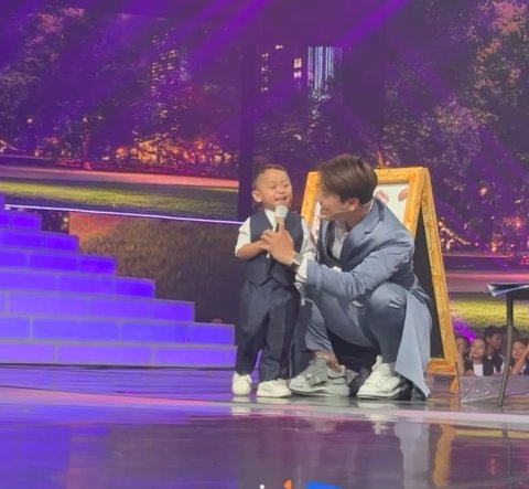 Momen Abang L Nyanyi 'Terlalu Cinta' buat Syifa Hadju