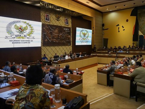 Rapat dengar pendapat (RDP) Komisi Pemilihan Umum (KPU) RI dan Pemerintah dengan Komisi II DPR tentang pentetapan revisi PKPU Nomor 8 tahun 2024 terkait keputusan Mahkamah Konstitusi di Kompleks Parlemen Senayan, Jakarta, Minggu (25/8/2024).