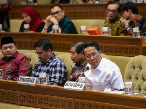 Rapat dengar pendapat (RDP) Komisi Pemilihan Umum (KPU) RI dan Pemerintah dengan Komisi II DPR tentang pentetapan revisi PKPU Nomor 8 tahun 2024 terkait keputusan Mahkamah Konstitusi di Kompleks Parlemen Senayan, Jakarta, Minggu (25/8/2024).
