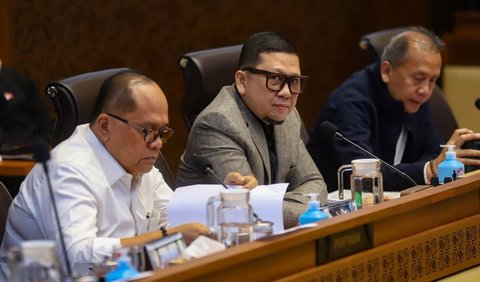 Rapat dengar pendapat (RDP) Komisi Pemilihan Umum (KPU) RI dan Pemerintah dengan Komisi II DPR tentang pentetapan revisi PKPU Nomor 8 tahun 2024 terkait keputusan Mahkamah Konstitusi di Kompleks Parlemen Senayan, Jakarta, Minggu (25/8/2024).