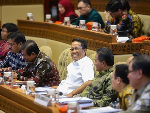 Rapat dengar pendapat (RDP) Komisi Pemilihan Umum (KPU) RI dan Pemerintah dengan Komisi II DPR tentang pentetapan revisi PKPU Nomor 8 tahun 2024 terkait keputusan Mahkamah Konstitusi di Kompleks Parlemen Senayan, Jakarta, Minggu (25/8/2024).