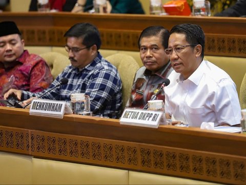Rapat dengar pendapat (RDP) Komisi Pemilihan Umum (KPU) RI dan Pemerintah dengan Komisi II DPR tentang pentetapan revisi PKPU Nomor 8 tahun 2024 terkait keputusan Mahkamah Konstitusi di Kompleks Parlemen Senayan, Jakarta, Minggu (25/8/2024).