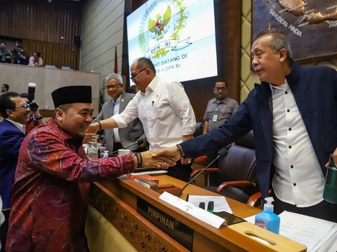 Rapat dengar pendapat (RDP) Komisi Pemilihan Umum (KPU) RI dan Pemerintah dengan Komisi II DPR tentang pentetapan revisi PKPU Nomor 8 tahun 2024 terkait keputusan Mahkamah Konstitusi di Kompleks Parlemen Senayan, Jakarta, Minggu (25/8/2024).