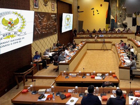Rapat dengar pendapat (RDP) Komisi Pemilihan Umum (KPU) RI dan Pemerintah dengan Komisi II DPR tentang pentetapan revisi PKPU Nomor 8 tahun 2024 terkait keputusan Mahkamah Konstitusi di Kompleks Parlemen Senayan, Jakarta, Minggu (25/8/2024).