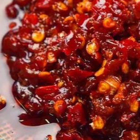 Pecinta chinese food pasti sudah akrab dengan chili oil. Tertarik untuk membuat sendiri di rumah? Ikuti resepnya ini.
