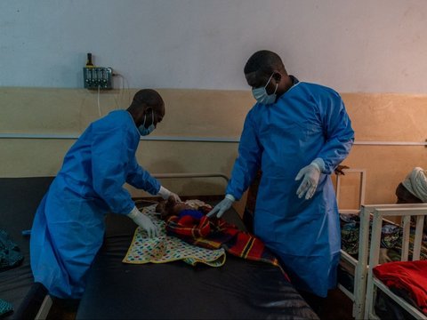 Wabah Mpox menginfeksi ratusan orang di Burundi. Para penderitanya mengharuskan menjalani perawatan di dalam bangsal pusat perawatan Mpox Rumah Sakit Universitas Kamenge di Bujumbura, ibu kota Burundi pada 22 Agustus 2024.