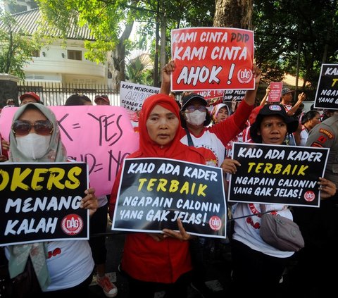 Puluan pendukung Basuki Tjahaja Purnama alias Ahok melakukan aksi di depan kantor DPP PDIP, Jalan Diponegoro, Jakarta, Minggu (25/08/2024).