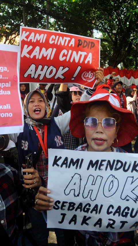 Puluan pendukung Basuki Tjahaja Purnama alias Ahok melakukan aksi di depan kantor DPP PDIP, Jalan Diponegoro, Jakarta, Minggu (25/08/2024).