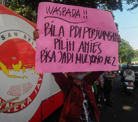Puluan pendukung Basuki Tjahaja Purnama alias Ahok melakukan aksi di depan kantor DPP PDIP, Jalan Diponegoro, Jakarta, Minggu (25/08/2024).