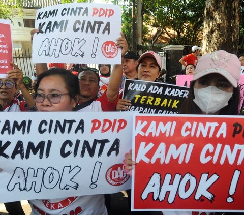 Puluan pendukung Basuki Tjahaja Purnama alias Ahok melakukan aksi di depan kantor DPP PDIP, Jalan Diponegoro, Jakarta, Minggu (25/08/2024).