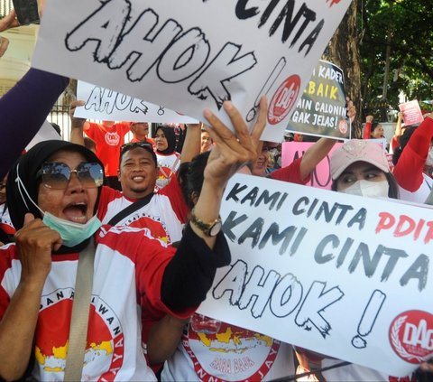 Puluan pendukung Basuki Tjahaja Purnama alias Ahok melakukan aksi di depan kantor DPP PDIP, Jalan Diponegoro, Jakarta, Minggu (25/08/2024).