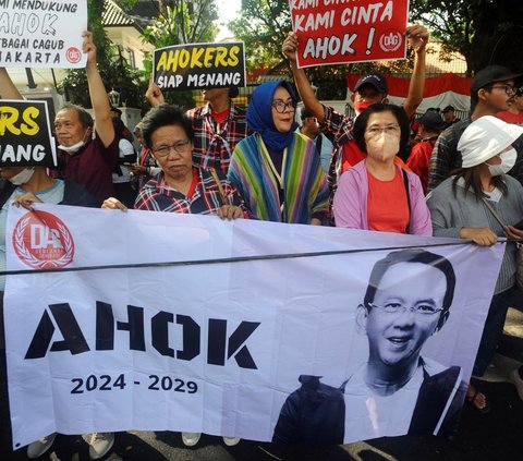 Puluan pendukung Basuki Tjahaja Purnama alias Ahok melakukan aksi di depan kantor DPP PDIP, Jalan Diponegoro, Jakarta, Minggu (25/08/2024).