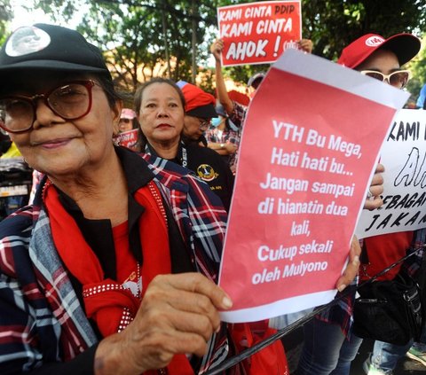 Puluan pendukung Basuki Tjahaja Purnama alias Ahok melakukan aksi di depan kantor DPP PDIP, Jalan Diponegoro, Jakarta, Minggu (25/08/2024).