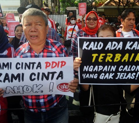 Puluan pendukung Basuki Tjahaja Purnama alias Ahok melakukan aksi di depan kantor DPP PDIP, Jalan Diponegoro, Jakarta, Minggu (25/08/2024).