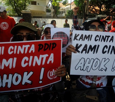 Puluan pendukung Basuki Tjahaja Purnama alias Ahok melakukan aksi di depan kantor DPP PDIP, Jalan Diponegoro, Jakarta, Minggu (25/08/2024).