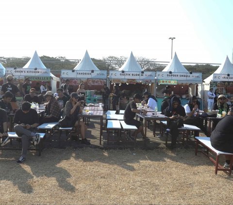 Pengunjung saat antre official merchandise di acara Nex Fest 2024 di kawasan Ancol, Jakarta, Minggu (25/8/2024).