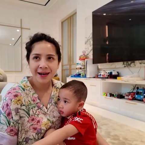 Diminta Beli Kado Untuk Rafathar, Lucunya Rayyanza Rayu Nagita Slavina Agar Dibelikan Juga