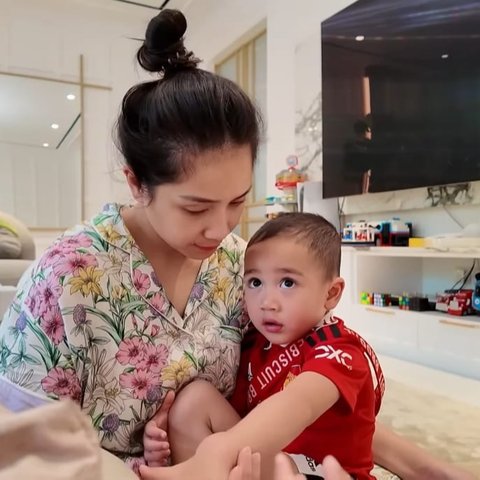 Diminta Beli Kado Untuk Rafathar, Lucunya Rayyanza Rayu Nagita Slavina Agar Dibelikan Juga