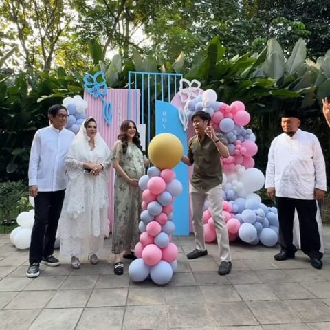 Potret Gender Reveal Vicy Melanie Istri Kevin Aprilio, Begini Ekspresi Bahagia Memes saat Tahu Jenis Kelamin Calon Cucu Pertama