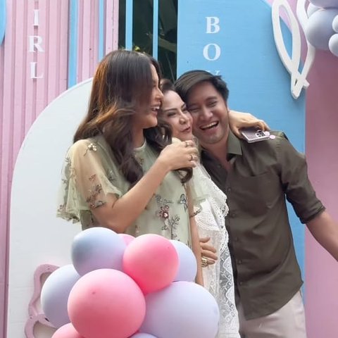 Potret Gender Reveal Vicy Melanie Istri Kevin Aprilio, Begini Ekspresi Bahagia Memes saat Tahu Jenis Kelamin Calon Cucu Pertama