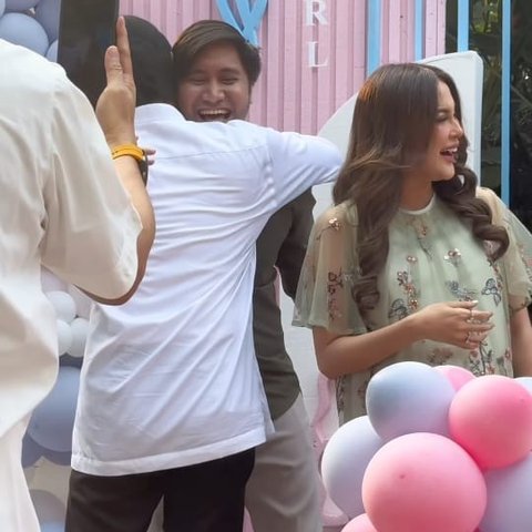 Potret Gender Reveal Vicy Melanie Istri Kevin Aprilio, Begini Ekspresi Bahagia Memes saat Tahu Jenis Kelamin Calon Cucu Pertama