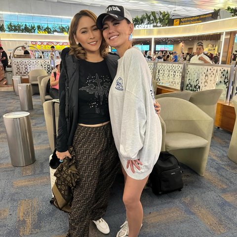 Bertemu di Bandara, Momen Inul Daratista Happy Foto Bareng Agnez Mo '22 tahun Baru Kesampaian Foto Bareng'