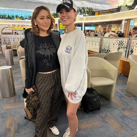 Bertemu di Bandara, Momen Inul Daratista Happy Foto Bareng Agnez Mo '22 tahun Baru Kesampaian Foto Bareng'