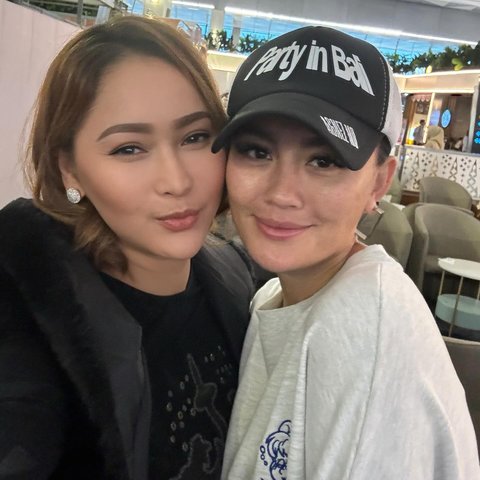 Bertemu di Bandara, Momen Inul Daratista Happy Foto Bareng Agnez Mo '22 tahun Baru Kesampaian Foto Bareng'