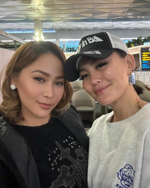 Bertemu di Bandara, Momen Inul Daratista Happy Foto Bareng Agnez Mo '22 tahun Baru Kesampaian Foto Bareng'