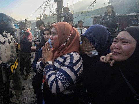 FOTO: Dikawal Keamanan yang Ketat, Pembongkaran PKL Tahap 2 di Puncak diwarnai Penolakan dan Isak Tangis Pedagang