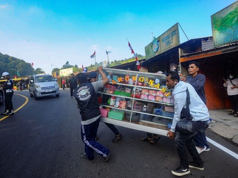 FOTO: Dikawal Keamanan yang Ketat, Pembongkaran PKL Tahap 2 di Puncak diwarnai Penolakan dan Isak Tangis Pedagang